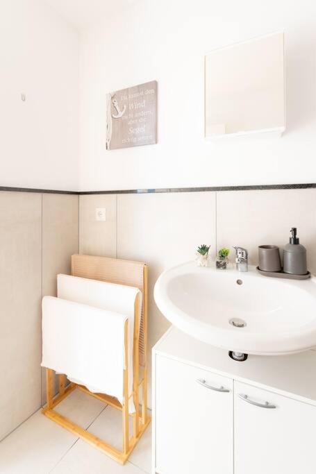 - Sea Apartment Duisburg Center & Parking Spaces & Kingsize Bett - Central Station Hbf - Exterior photo